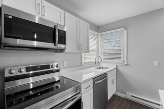 Camden Square in Groton, CT - Foto de edificio - Interior Photo