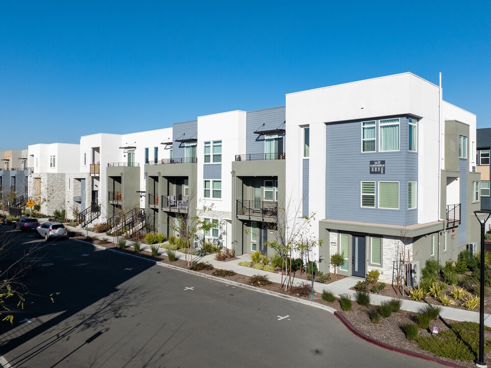 Compass at Bay 37 in Alameda, CA - Building Photo