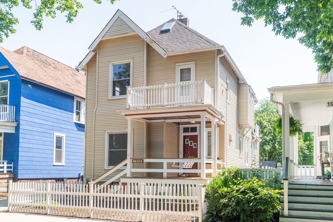1909 W Leland Ave in Chicago, IL - Building Photo