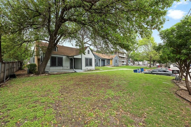 2500 Manor Rd in Austin, TX - Building Photo - Building Photo