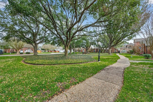 6635 Queensclub Dr in Houston, TX - Foto de edificio - Building Photo