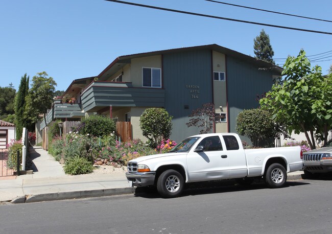 Montclair Garden Apartments in San Carlos, CA - Building Photo - Building Photo