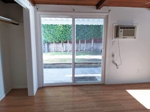 9211 Fermi Ave, Unit 2 in San Diego, CA - Foto de edificio - Building Photo