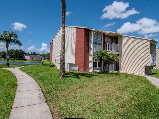 215 Lake Brook Cir in Brandon, FL - Building Photo - Building Photo