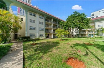 8101 SW 72nd Ave, Unit 414W in Miami, FL - Building Photo - Building Photo