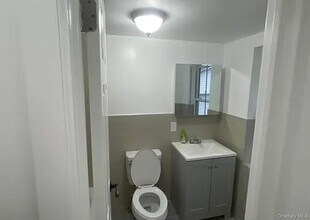 94 Baron De Hirsch Rd in Crompond, NY - Foto de edificio - Building Photo