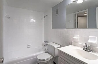 10605 N 56th St in Tampa, FL - Building Photo - Building Photo