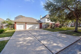 2810 Grassy Knoll Ct in Sugar Land, TX - Foto de edificio - Building Photo