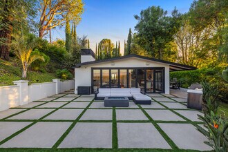 16725 Oak View Dr in Encino, CA - Foto de edificio - Building Photo