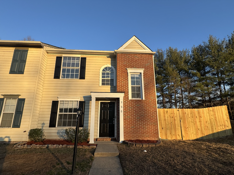 300 Wind Ridge Dr in Stafford, VA - Building Photo