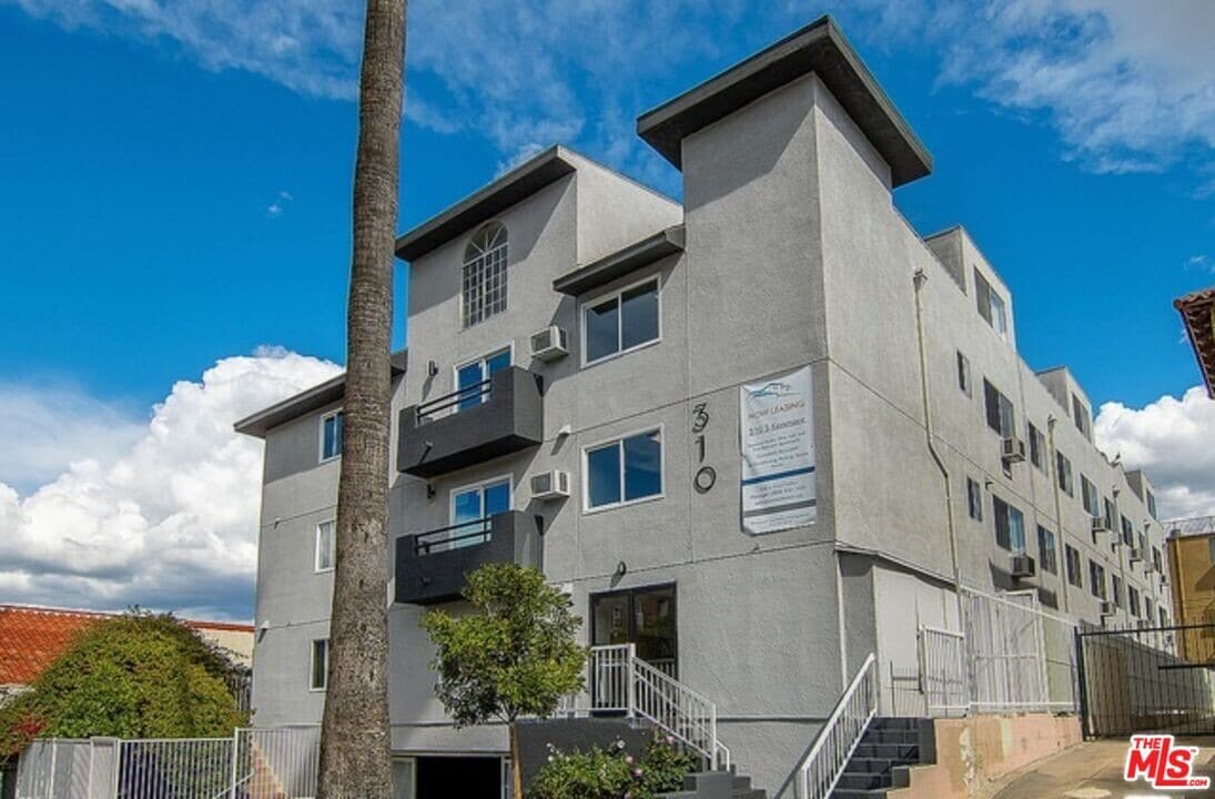 310 S Kenmore Ave in Los Angeles, CA - Building Photo