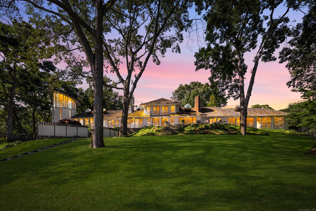 11 Beachside Common in Westport, CT - Building Photo