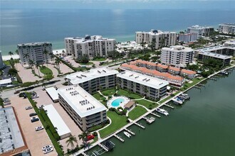 3000 Gulf Shore Blvd N in Naples, FL - Foto de edificio - Building Photo