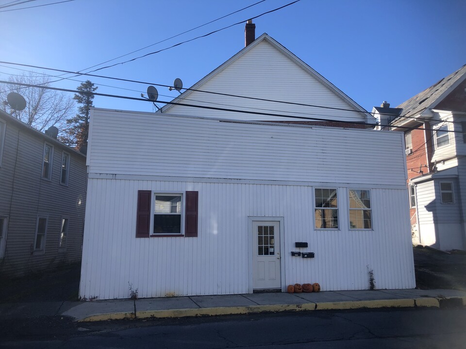 150 Garibaldi Ave in Roseto, PA - Building Photo