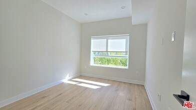 1530 S Hayworth Ave, Unit 203 in Los Angeles, CA - Foto de edificio - Building Photo