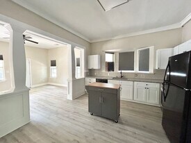 1135 W Ridgewood Ct in San Antonio, TX - Building Photo