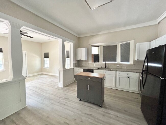 property at 1135 W Ridgewood Ct
