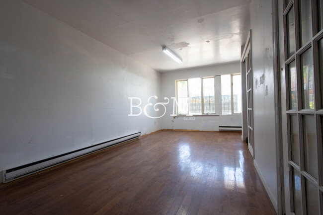 4115 75th St in Flushing, NY - Building Photo - Interior Photo