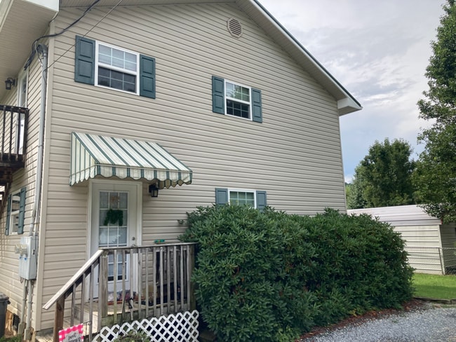 830 Deerfield Ln in Hampton, TN - Building Photo - Building Photo