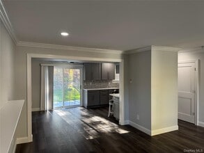 16 Huntington Commons in Yaphank, NY - Building Photo - Building Photo