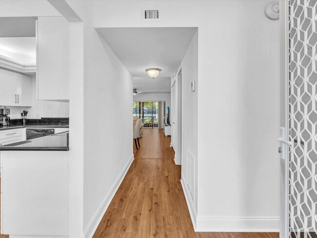 5087 Oakhill Ln in Delray Beach, FL - Building Photo - Building Photo