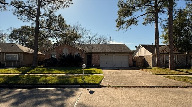 13631 Greenway Dr in Sugar Land, TX - Building Photo - Building Photo