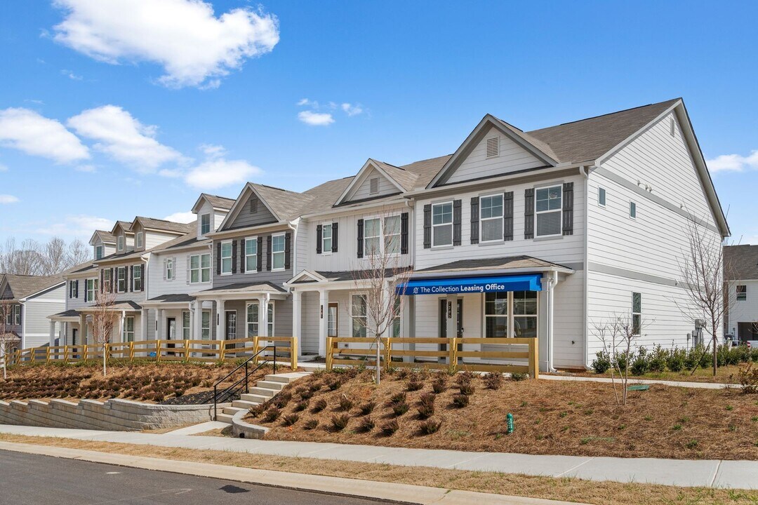 7434 Eaveswell Street in Flowery Branch, GA - Building Photo