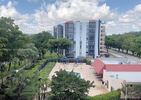 3301 N Country Club Dr, Unit 811 in Aventura, FL - Building Photo