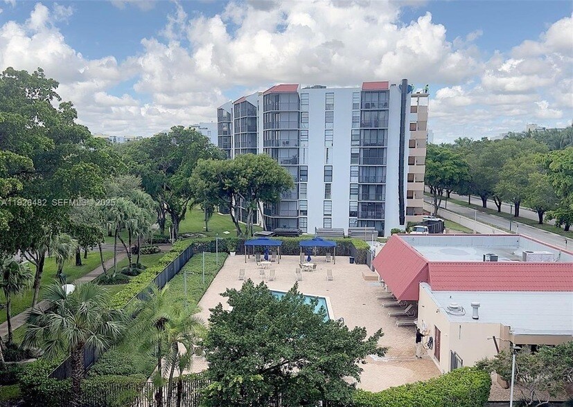 3301 N Country Club Dr, Unit 811 in Aventura, FL - Building Photo