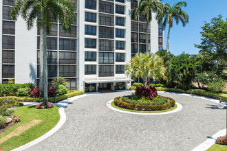 Willow Wood Midrise Condominiums in Boca Raton, FL - Foto de edificio - Building Photo