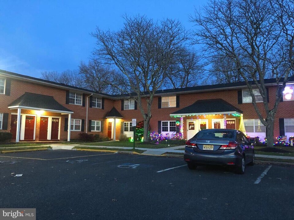 54 Garden View Terrace in East Windsor, NJ - Foto de edificio