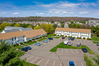 Cornfield Apartments in Ellington, CT - Foto de edificio - Building Photo