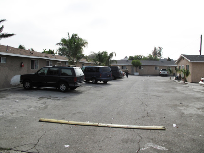 12700 S Willowbrook Ave in Compton, CA - Building Photo - Building Photo