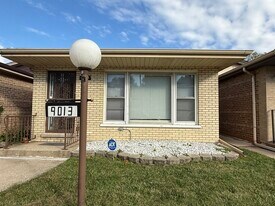 9013 S Kingston Ave in Chicago, IL - Building Photo
