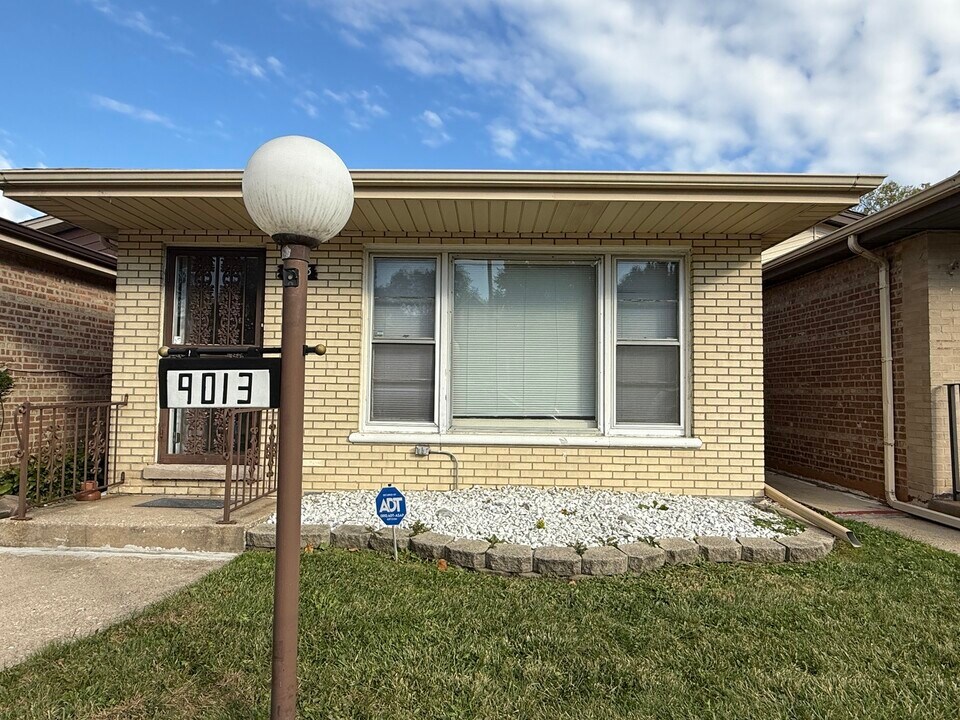 9013 S Kingston Ave in Chicago, IL - Building Photo