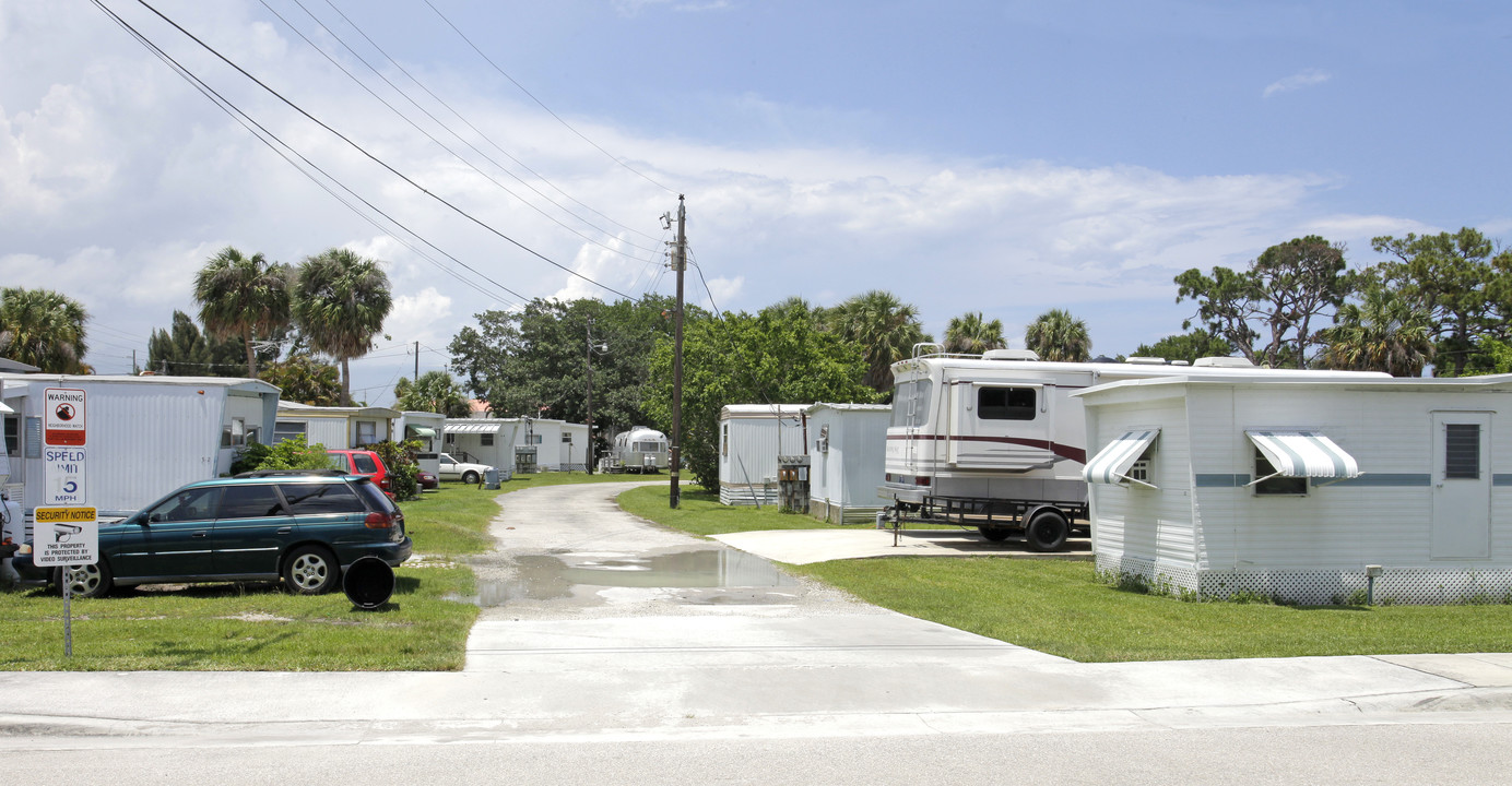 Bell's Mobil Home Park in Jupiter, FL - Foto de edificio