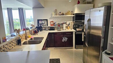 400 Leslie Dr, Unit 807 in Hallandale Beach, FL - Foto de edificio - Building Photo