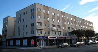 150-05 Northern Blvd in Flushing, NY - Foto de edificio - Building Photo