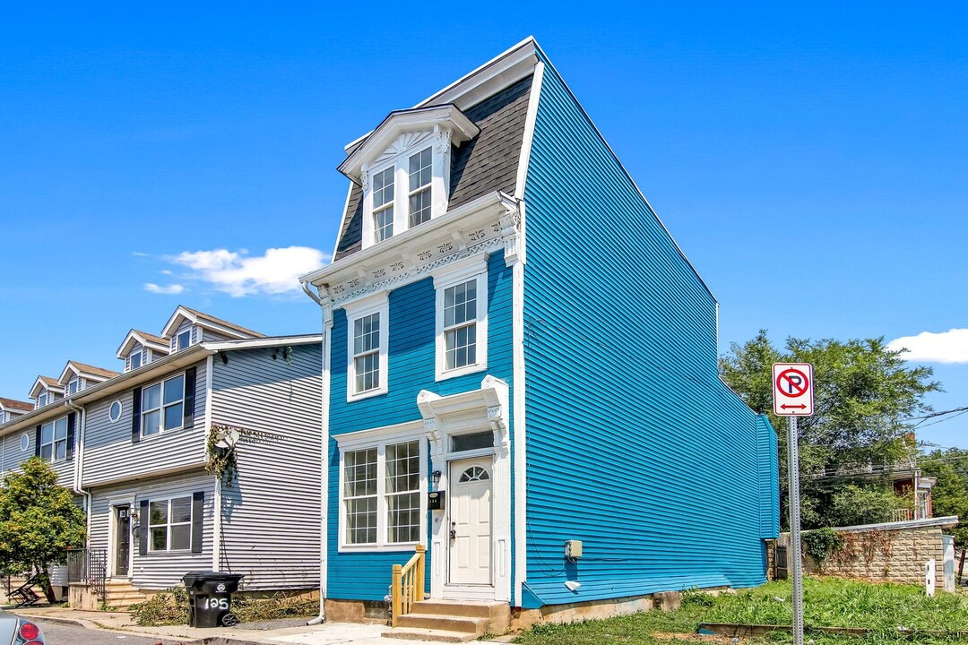 125 Linden St in Harrisburg, PA - Building Photo