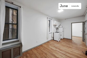 239 W 63rd St in New York, NY - Building Photo - Building Photo