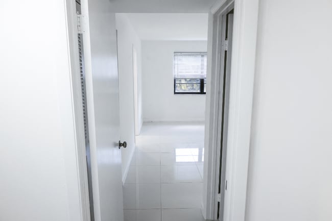 9370 SW 8th St in Boca Raton, FL - Building Photo - Building Photo