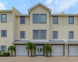100 Harbor St in South Padre Island, TX - Building Photo