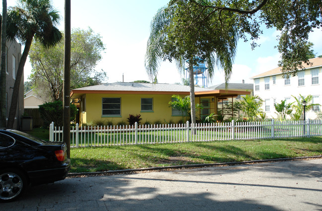 450 15th Ave N in St. Petersburg, FL - Foto de edificio - Building Photo