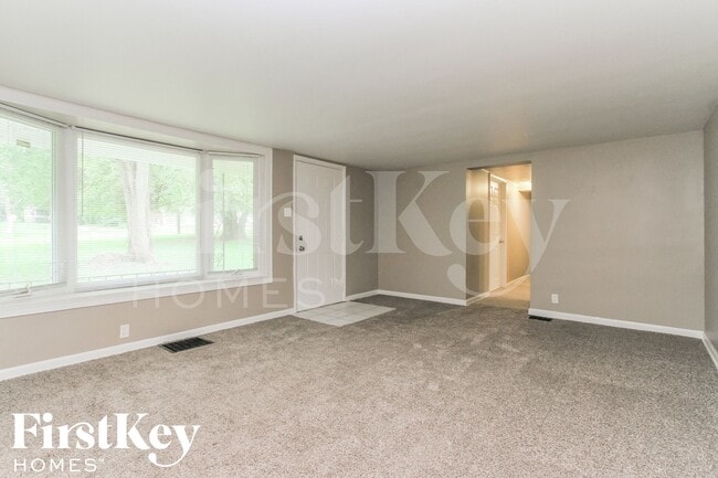 5452 W Southport Rd in Indianapolis, IN - Building Photo - Building Photo