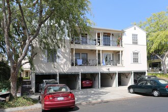 605-613 Midvale Ave in Los Angeles, CA - Foto de edificio - Building Photo