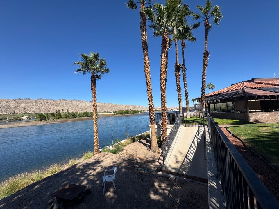 201 Riverfront Dr in Bullhead City, AZ - Building Photo
