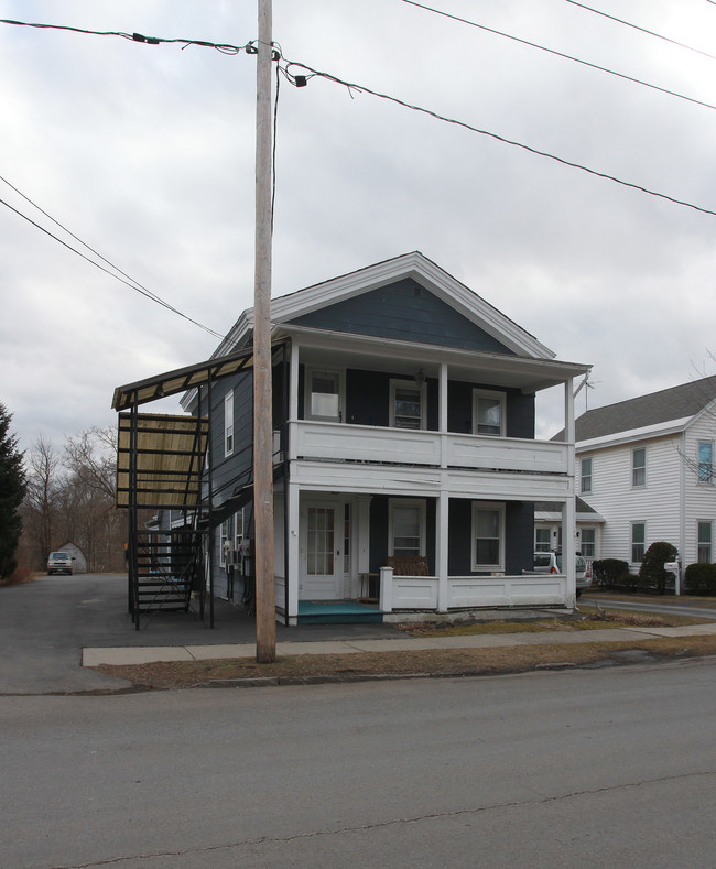 30 Washington St in Greenwich, NY - Foto de edificio - Building Photo