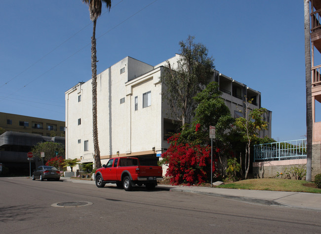 Cedar Crest Apartments in San Diego, CA - Foto de edificio - Building Photo