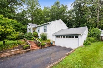 11821 Sinclair Ln in Manassas, VA - Foto de edificio - Building Photo