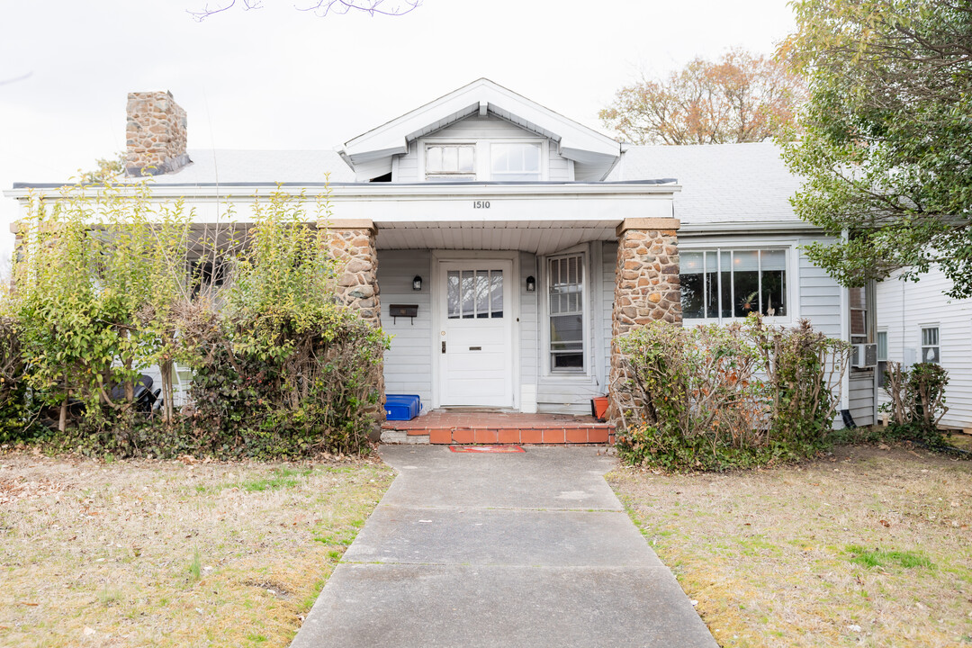 1510 W Friendly Ave in Greensboro, NC - Foto de edificio